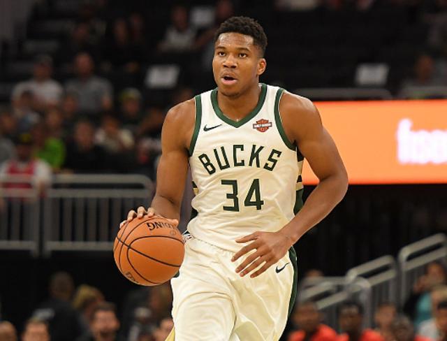 离谱！维斯塔潘参加模拟比赛 居然选择驾驶梅赛德斯赛车